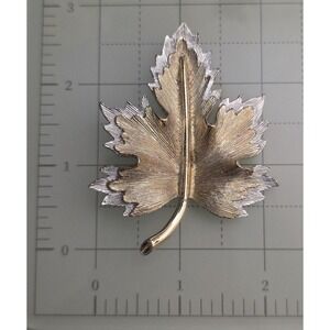 Vintage Signed Sarah Coventry‎ Brushed Gold & Silver Tone Maple Leaf Brooch